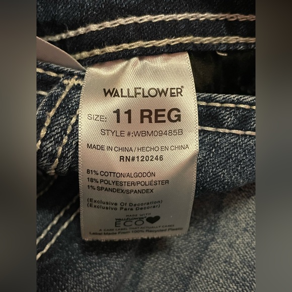 WallFlower Womens Boot Cut Jeans Size 11 (30) Length 34 Faded Light Blue - Picture 3 of 8